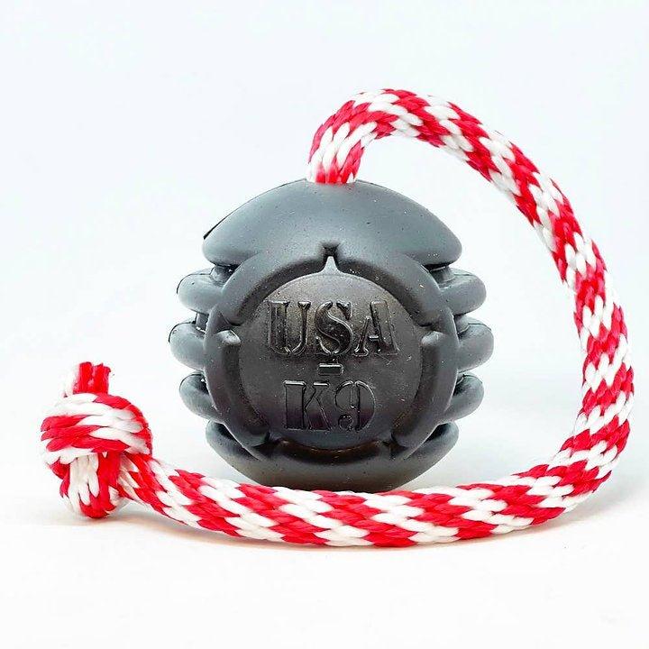 Magnum Black Stars und Stripes Ultra-Durable Gummi Chew - Bobbis Store Hunde